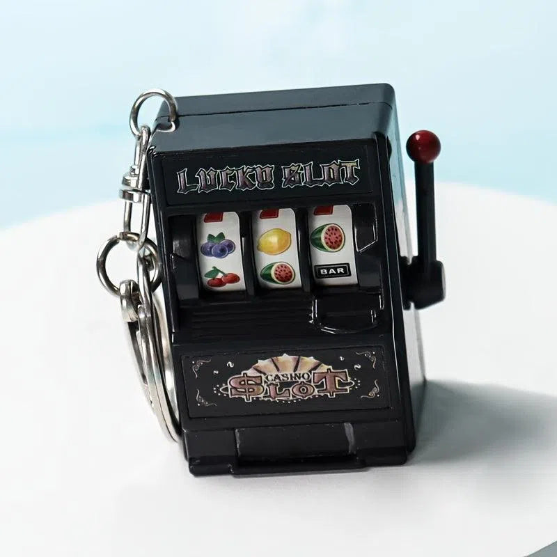 Breloc mini slot machine, pandantiv cu jackpot și farmec norocos pentru iubitorii de cazinou