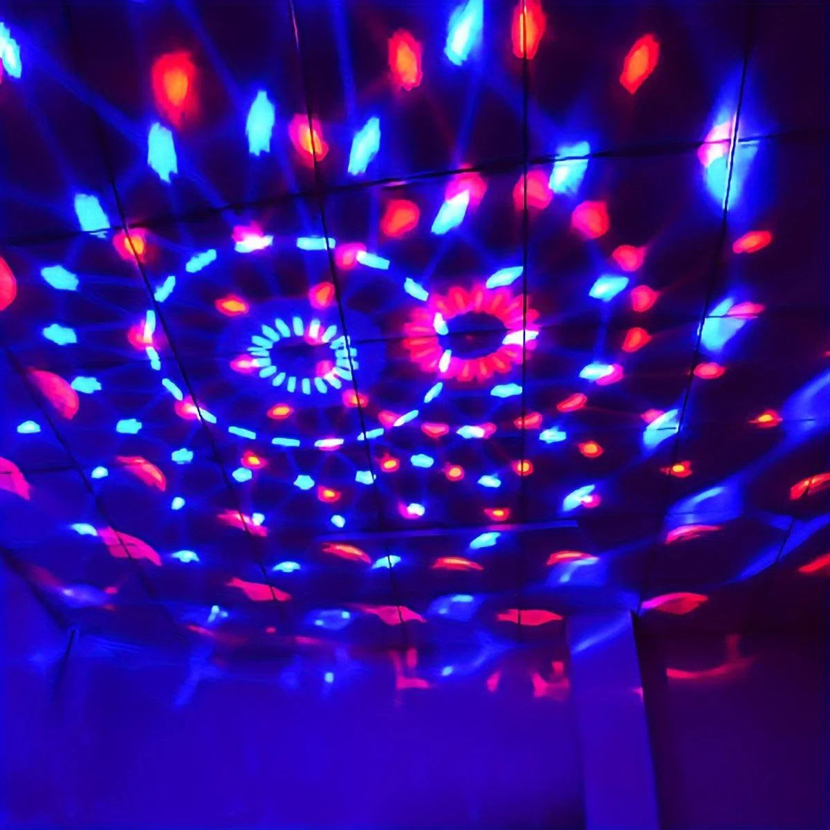 Lumină Disco cu Bile RGB Activate de Sunet - 7 Moduri, Control de la Distanță, Perfecte pentru Petreceri și Decor